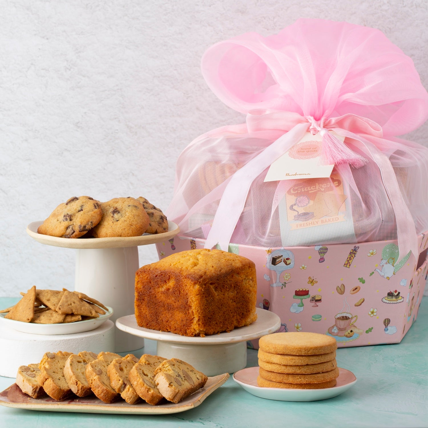 Luxury Gift Hamper Basket (Eggless)