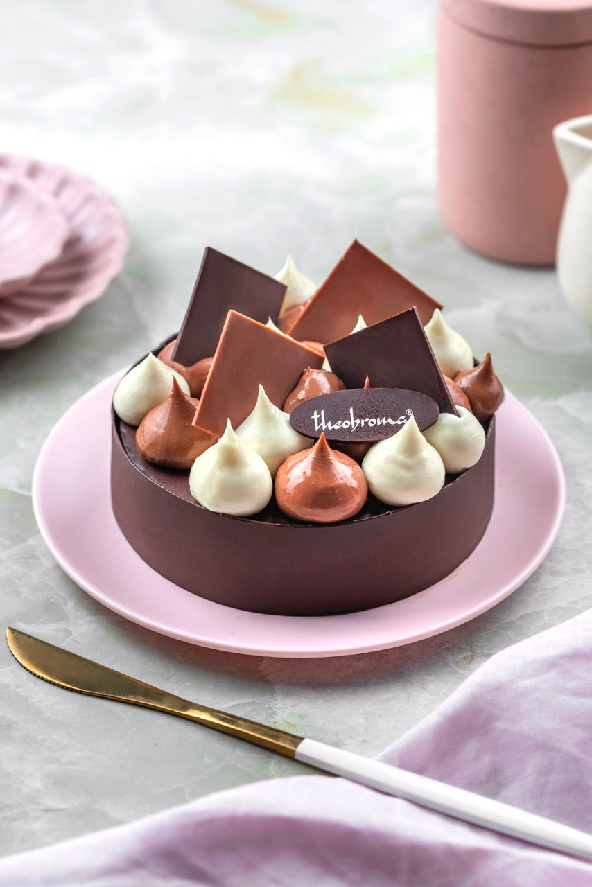 Theobroma Patisserie India - Roll out the orange carpet 🍊🍫🍊 The iconic  Cake Club brings back an iconic pairing - say hello to the Orange Chocolate  Mousse Cake! This month's delicious flavour